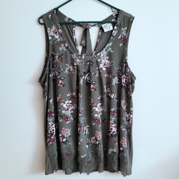 Beautiful ladies sleeveless top - Picture 1 of 4